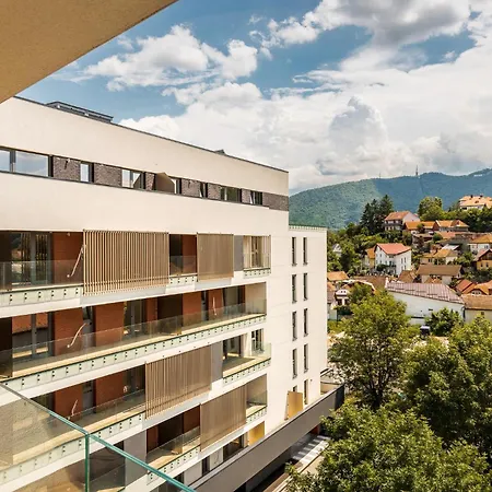 Kudo - Mountain & Skyline View Apartment