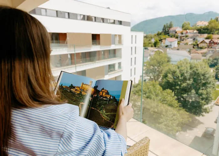 Kudo - Mountain & Skyline View Apartment