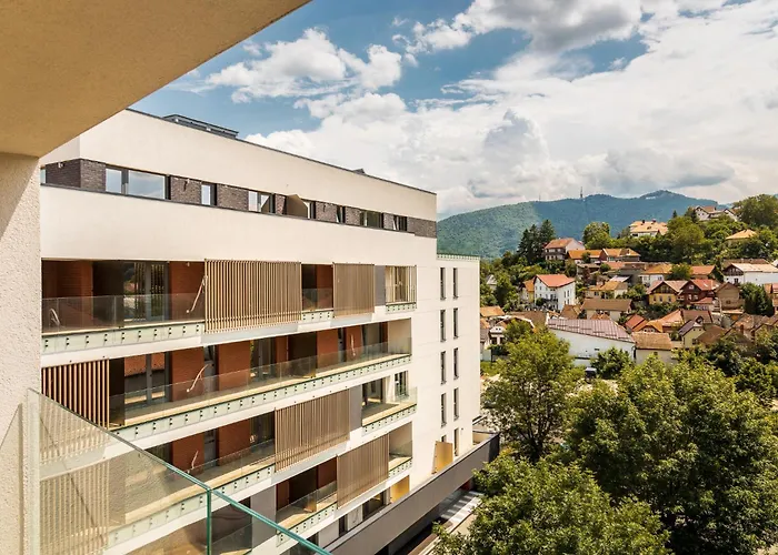 Kudo - Mountain & Skyline View Apartment